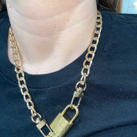 LV gold lock & key w/ 18” gold chain - Picture 3 of 7